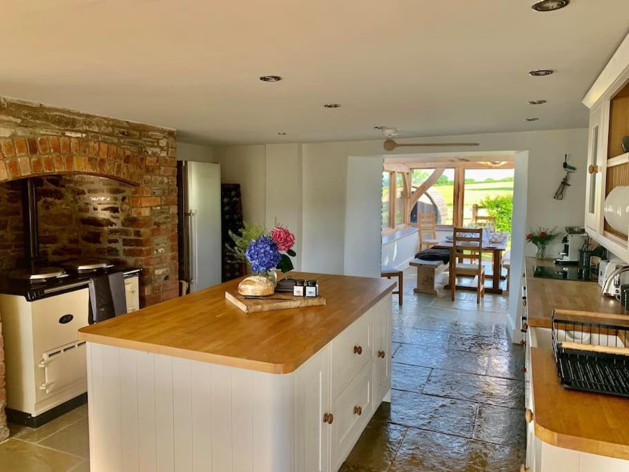 Villa Coed Farm-Hot Tub-Sleeps 12-Near Brecon Exterior foto